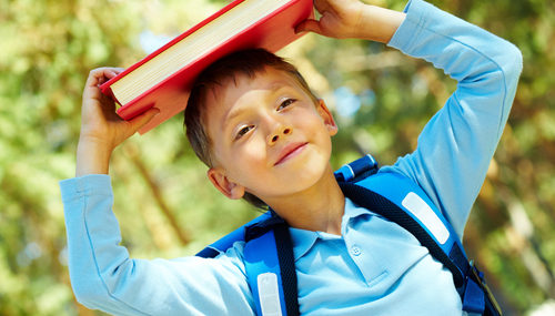 Photo d'un enfant avec un livre